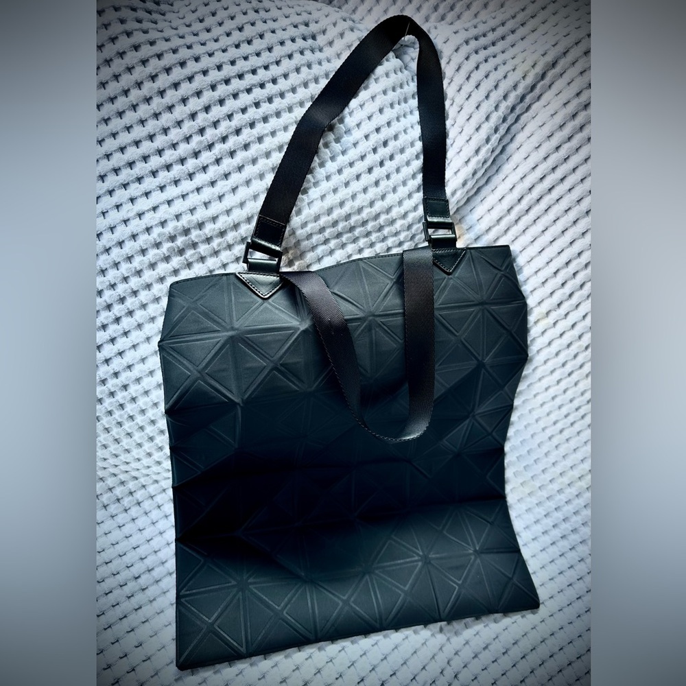 Pleats Please, Issey Miyake, Boa Boa, Track/KURO tessellated, triangular, tote